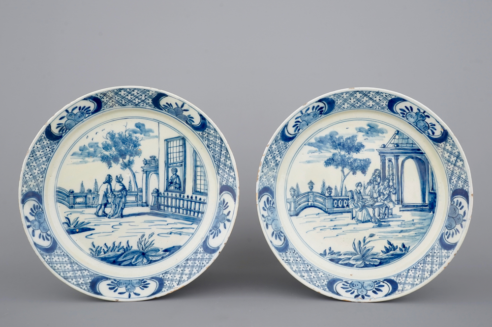 Een paar fijne Delftse blauw-witte borden, 18e eeuw